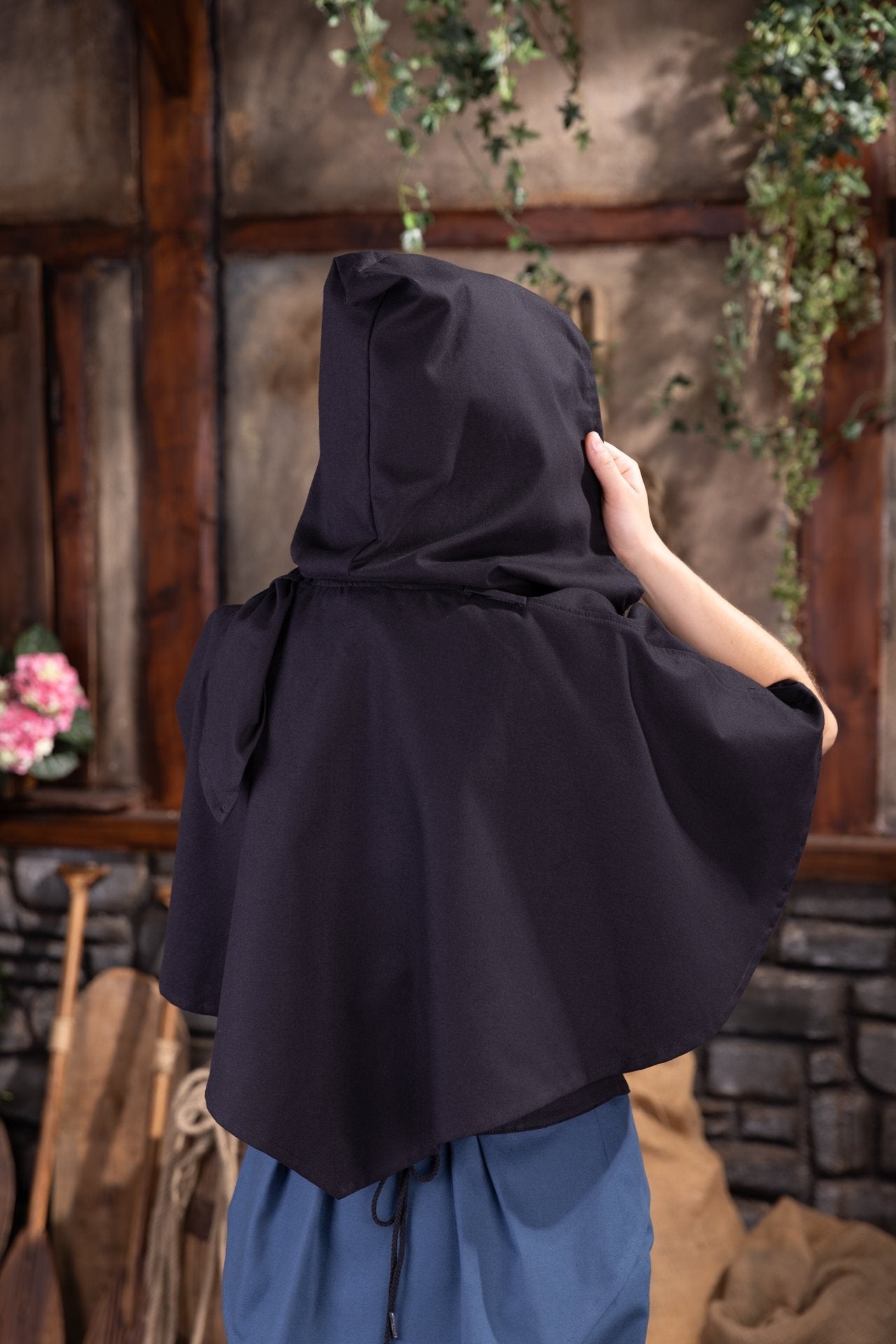 Dungeons & Dragons Female Rogue Hooded Cape Black